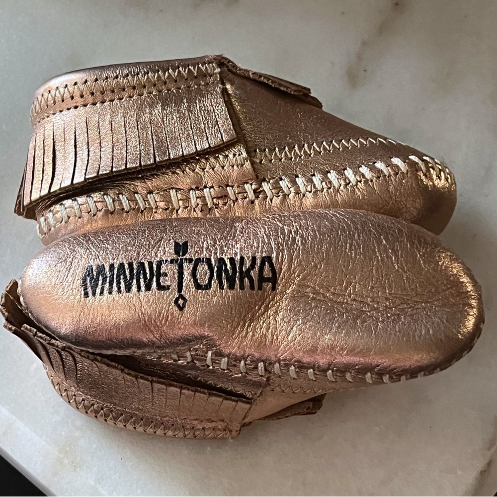 Infant MINNETONKA Rose Gold Leather Fringe Moccasins - Picture 3 of 6